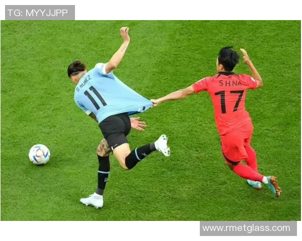 侧身飞铲与凌空射门并肩展现足球球星的激情与力量