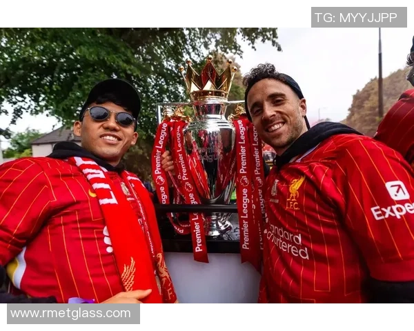 足球传奇谢幕：回顾球星们的辉煌岁月与退役后的全新生活