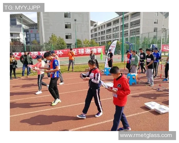 足球巨星下水池畔展现轻松时刻泳姿动感彰显运动员魅力风采