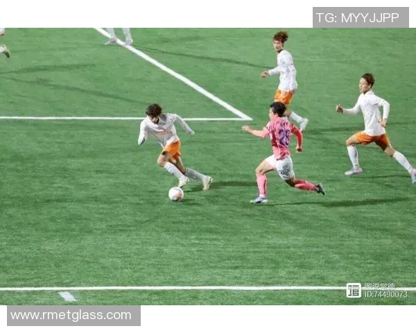 足球球星冲进观众席引发激烈冲突事件背后真相揭秘